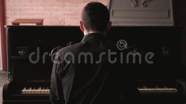 后景。 钢琴家在老式的室内演奏老式钢琴。